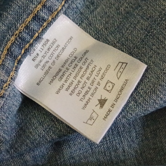 Vintage LEVI'S Sleeveless Denim Shirt - Picture 7 of 7